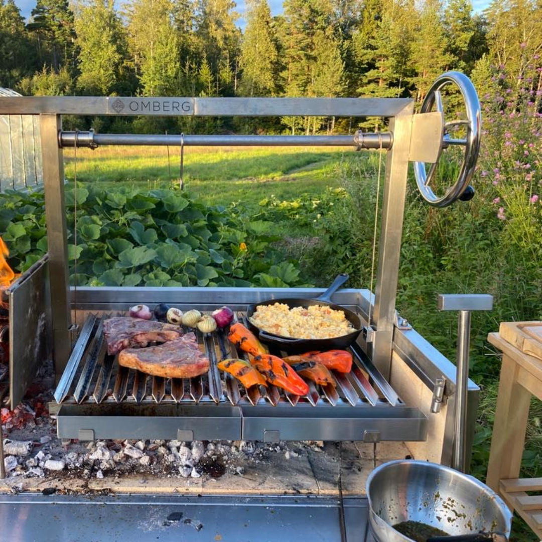 Sirloin-Steak, Paprika und Gemüse werden im Sommer im Freien auf Omberg Asado Parrilla-Grill zubereitet.