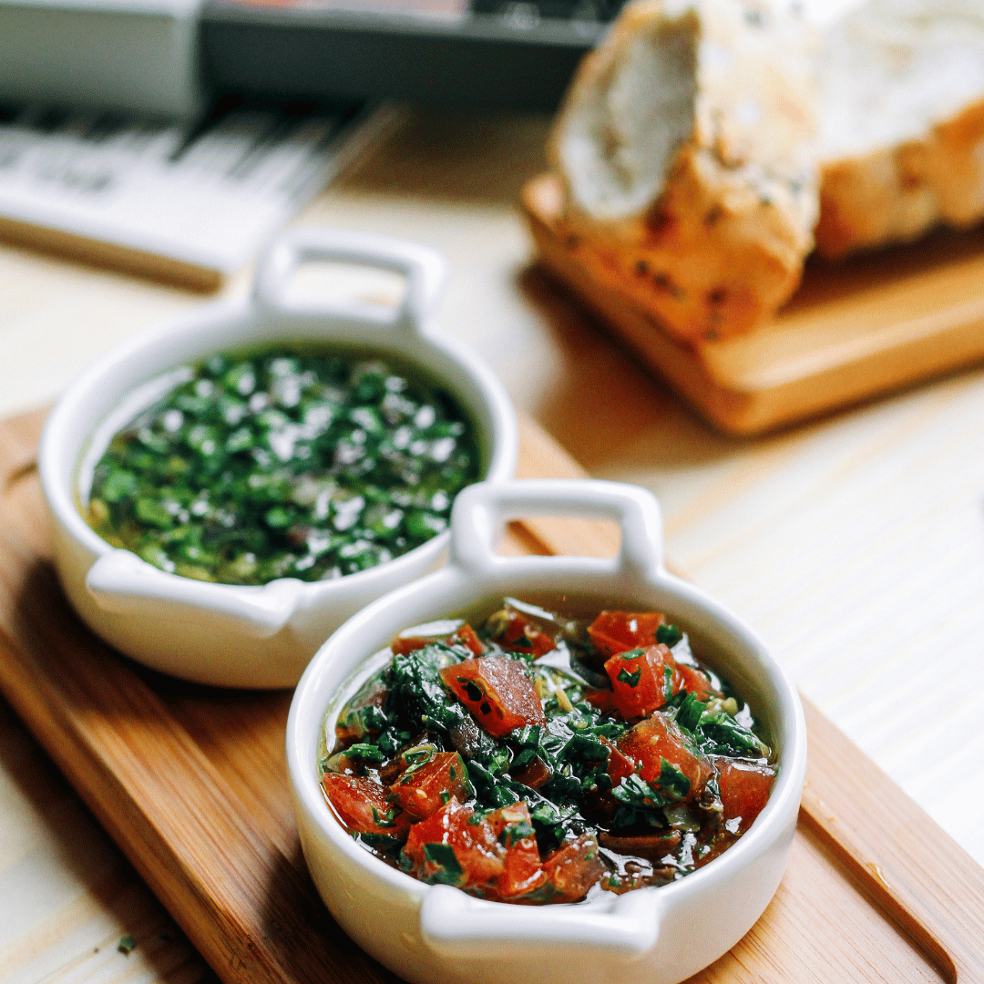 Chimichurri einem Holzbrett, bereit zum Servieren als Beilage zu parilla Fleisch parilla .