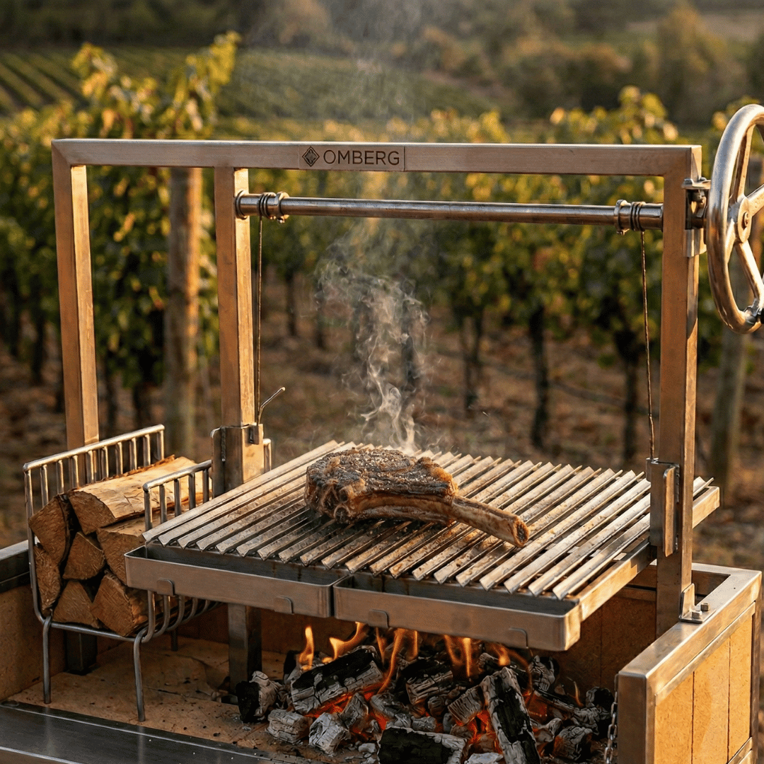 Côte de Boeuf Steak mit Knochen, gegrillt über offenem Hartholzfeuer auf einer Asado-Parrilla