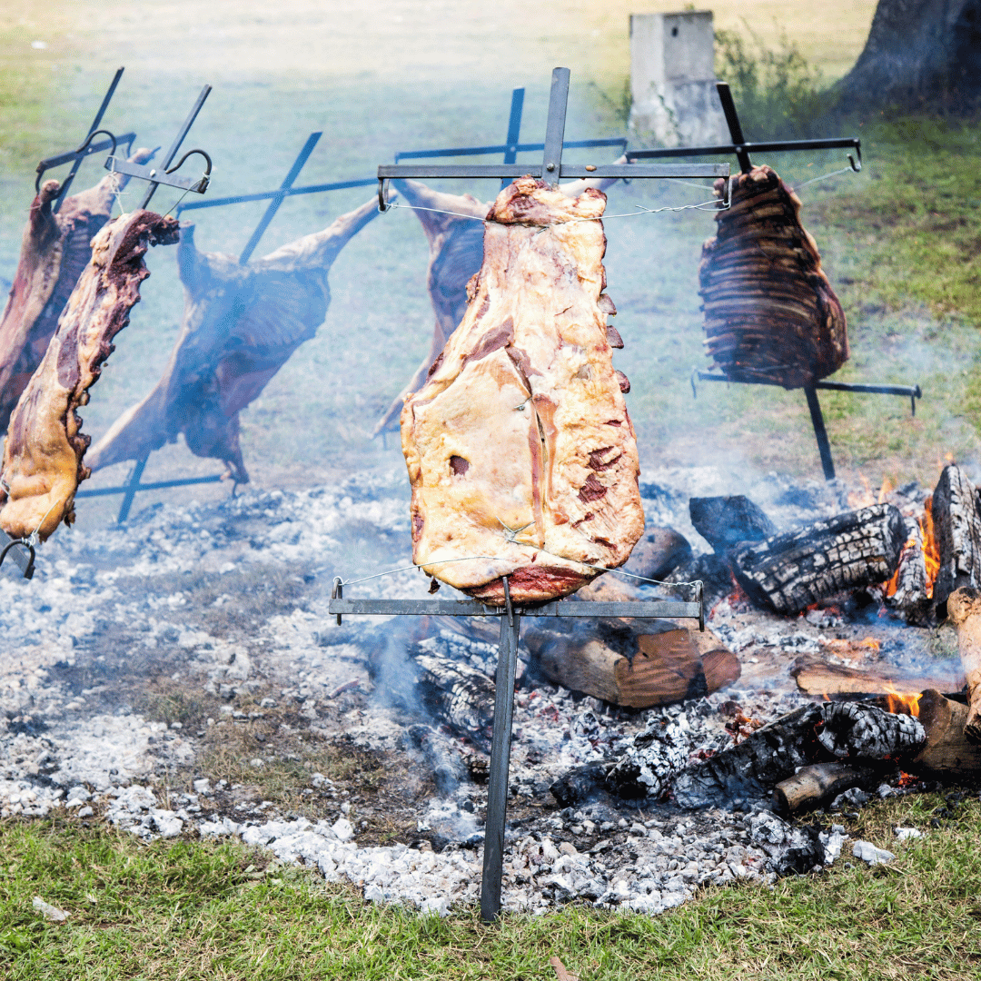 Argentijnse flank steak, vacio, geroosterd boven een open vuur. Zoals een traditionele Argentijnse traditie waarbij het hele dier wordt bereid.