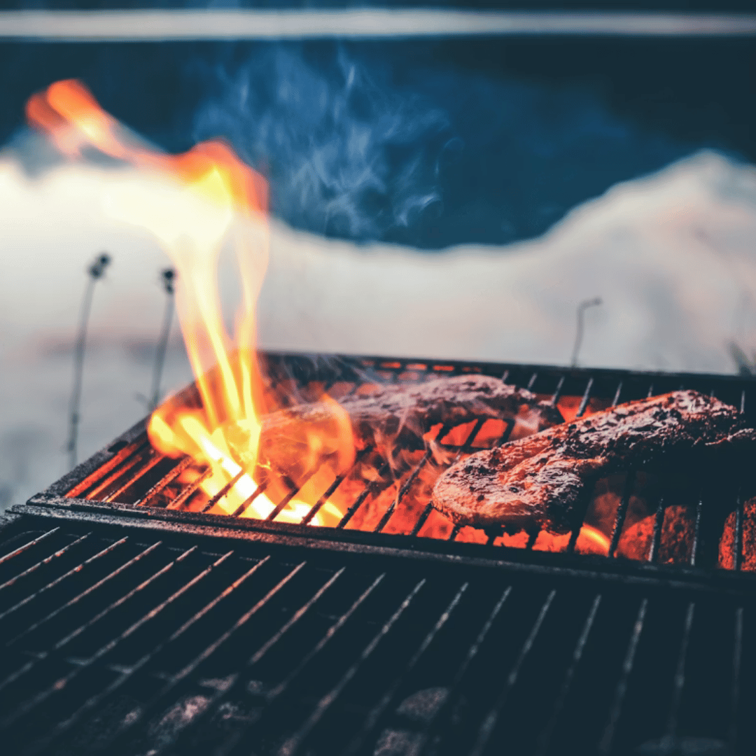 Ribeye op de grill, geroosterd boven een vuur