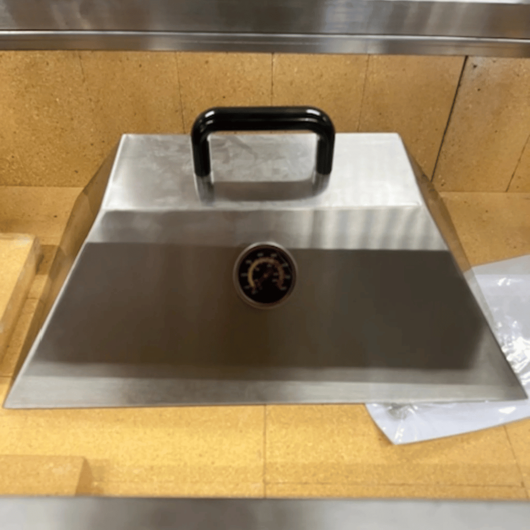 Separador de carbón Asado Coalstopper en una parrilla asado con dos zonas de calor.