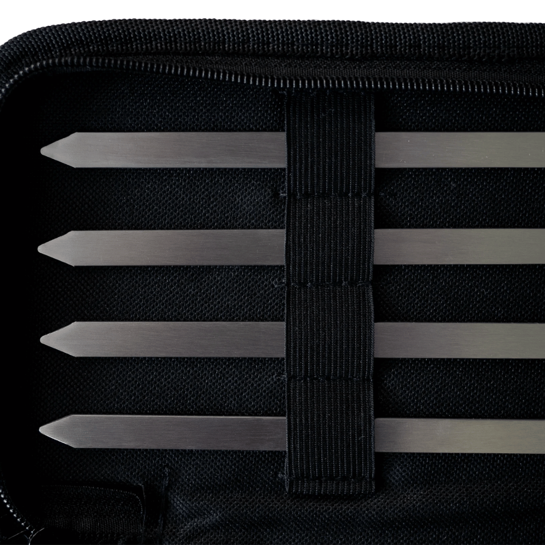 Omberg breite Grillspieße aus Edelstahl auf Holzkohlegrill in Gebrauch