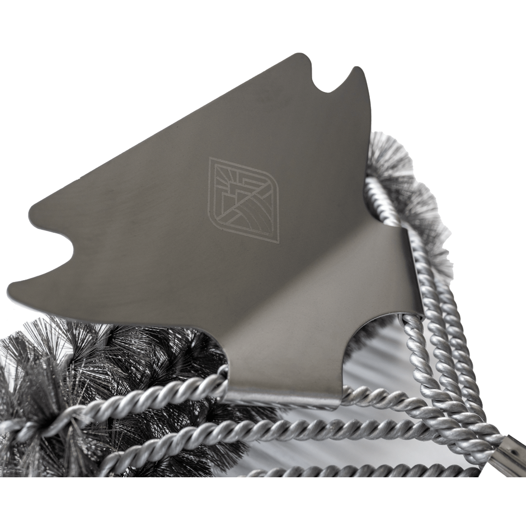 Cepillo para parrillas de alta resistencia Omberg con rascador Primer plano del cabezal del cepillo y la hoja del rascador