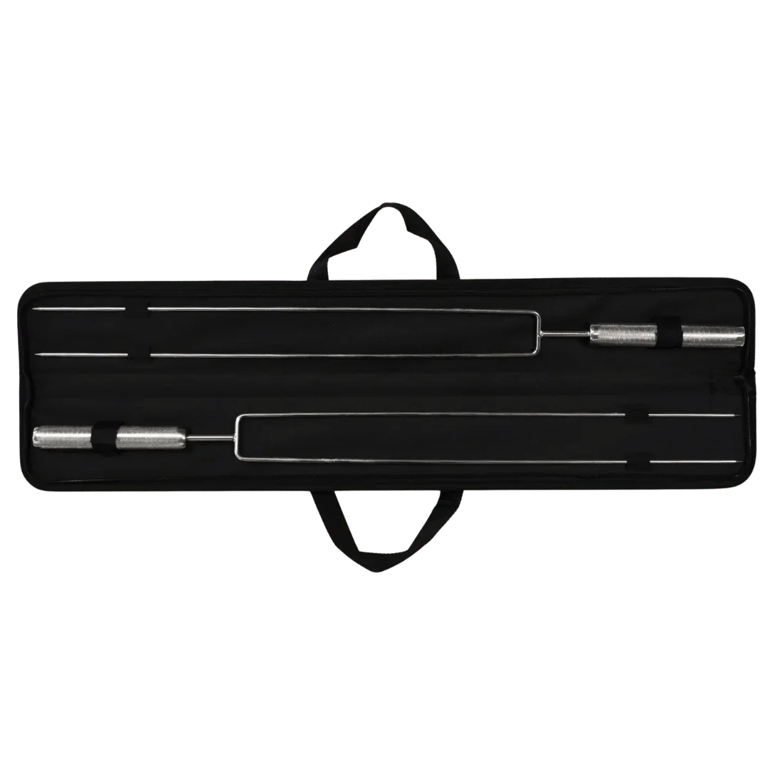 Omberg lange Grillspieße 74 cm im Einsatz auf Holzkohlegrill mit Fleisch