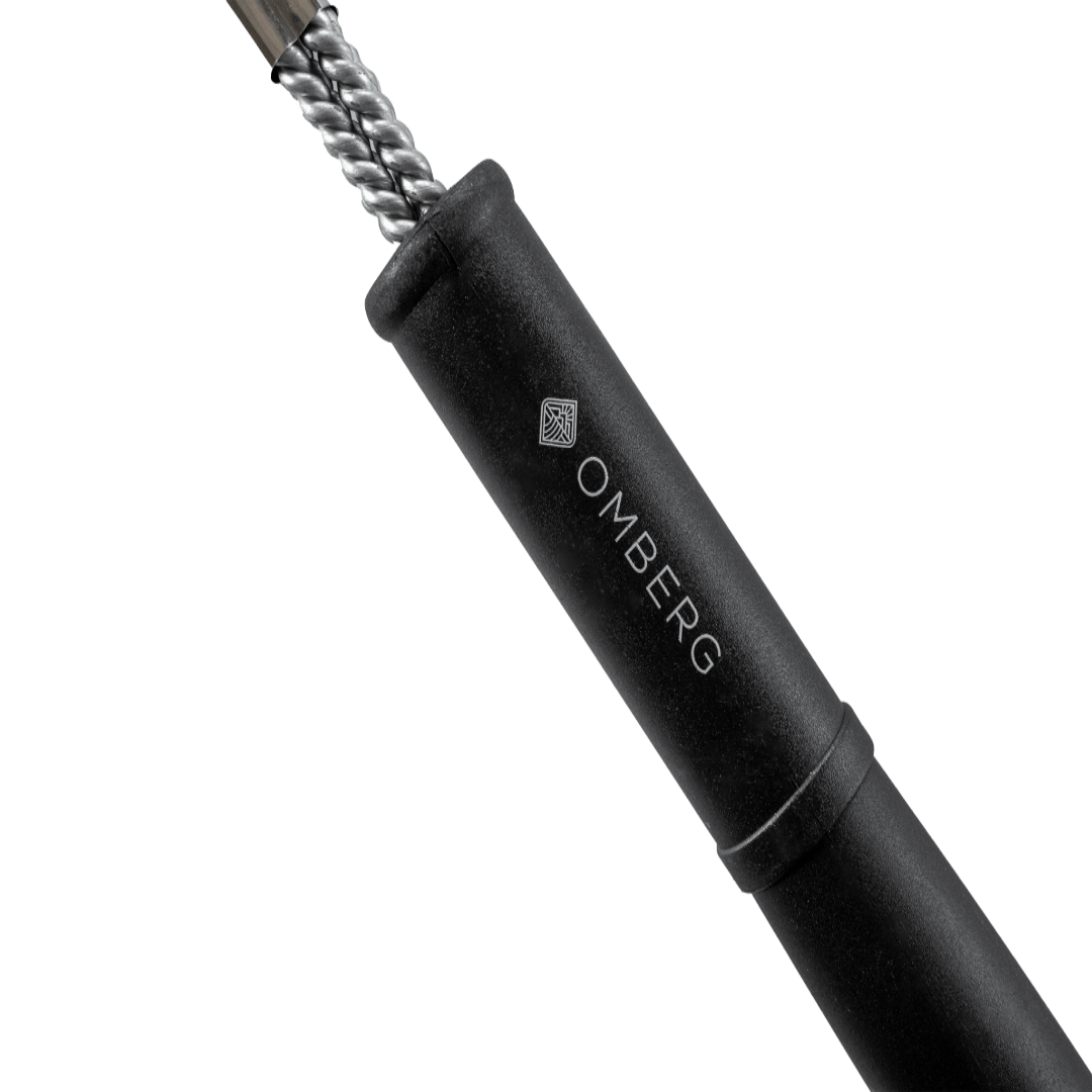 Omberg professionele grillborstel in gebruik bij het reinigen van houtskoolgrillroosters