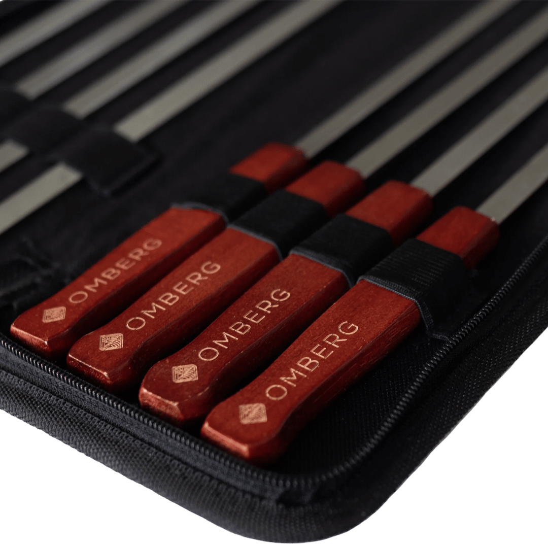 Brochetas Omberg Wide Grill de 43,5 cm de acero inoxidable con mangos de madera, paquete de 8 unidades expuestas en la superficie.