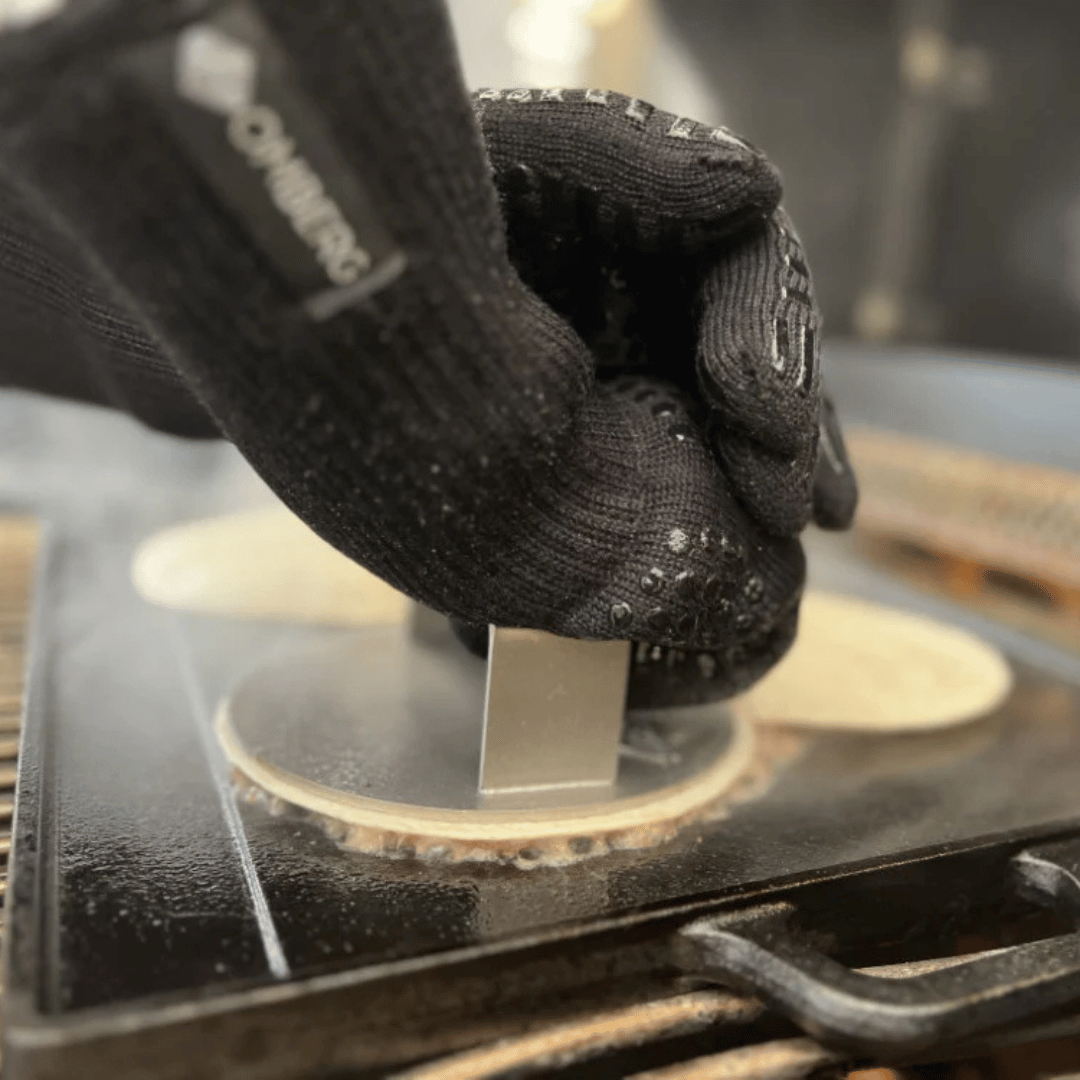 Omberg hitzebeständige Grillhandschuhe schwarz, flach liegend, Vorder- und Rückseite