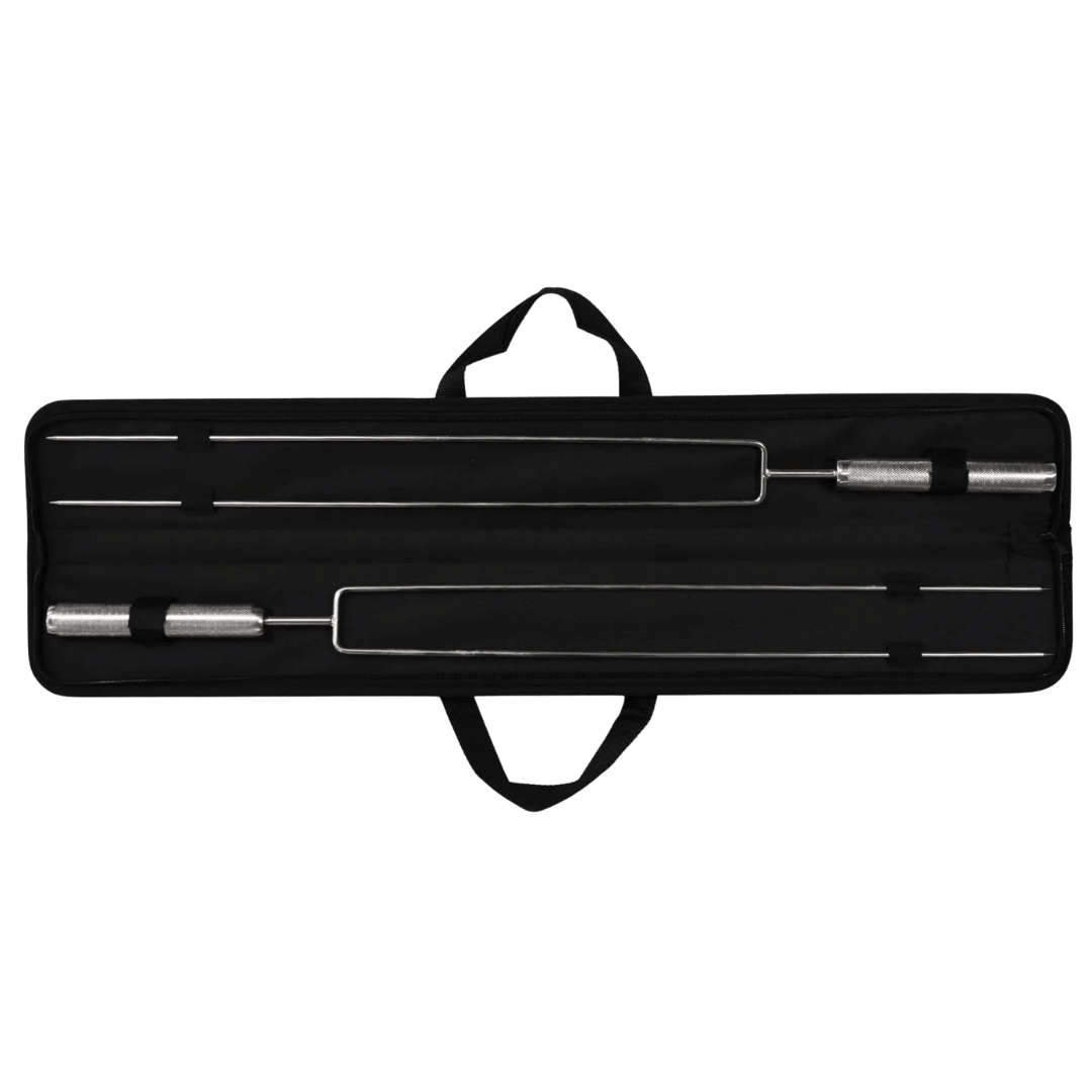 Omberg lange BBQ-spiesen 74 cm in gebruik op houtskoolgrill met vlees