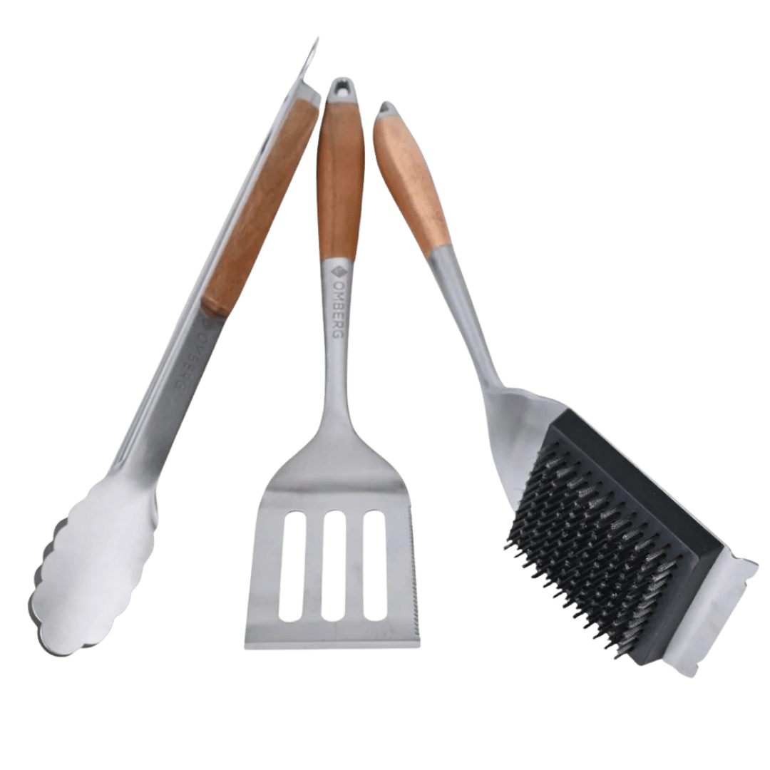 Professionelles BBQ-Werkzeugset aus Edelstahl mit Holzgriffen, Werkzeuge übersichtlich angeordnet